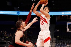 包含西亚卡姆在雄鹿比赛中出色防守，关键助攻引发热议！的词条